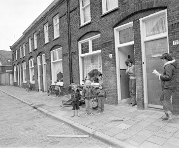 884618 Gezicht op de woningen Neptunusstraat 12 (rechts)-lager te Utrecht, die gesloopt gaan worden. Met voor de woning ...